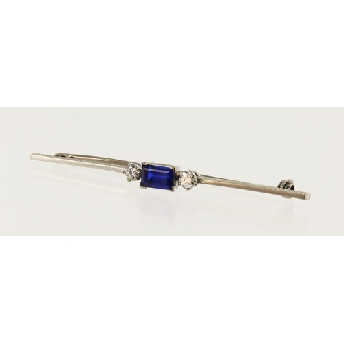 980 - Platinum (tests 900 ) Art Deco diamond and sapphire bar brooch, step cut sapphire measures 6.5mm x 4... 