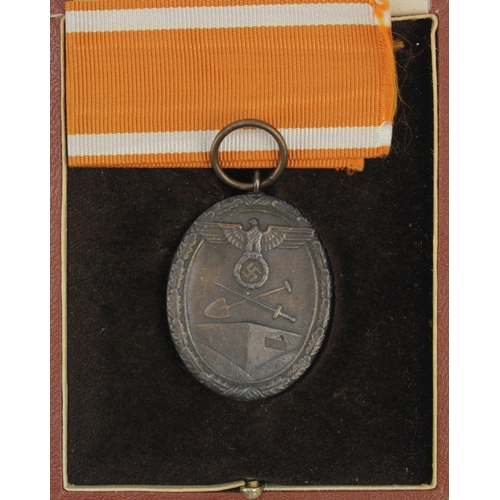 1276 - German West Wall medal in De Luxe fitted case.