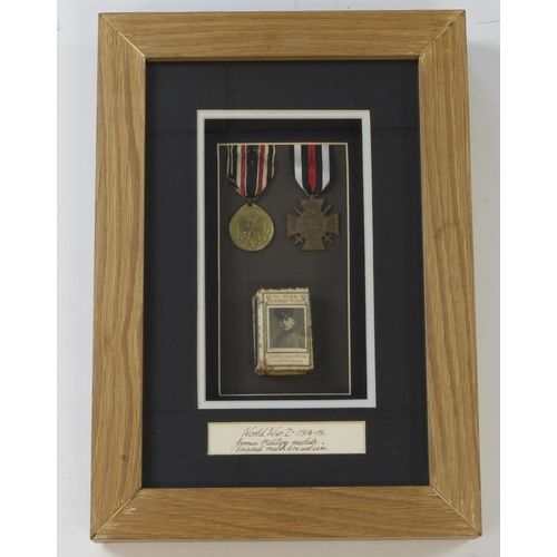 1286 - German WW1 medals + original metal matchbox sleeve with soldiers photo. Mounted in glazed frame