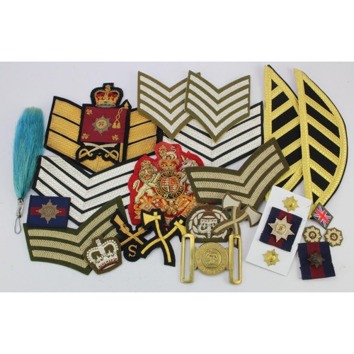 1381 - Irish Guards, RSM Warrant Officer and Colour Sergeants, rank badges, chevrons, cap, collar & beret b... 