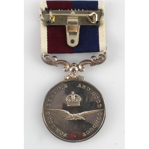 1501 - RAF LSGC Medal QE2 named (B4041273 M.AE.OP. W J Floyd RAF).