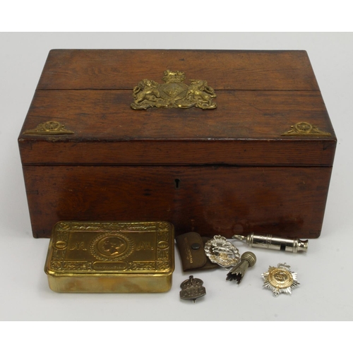 1538 - Royal Artillery QV wooden, lockable (no key) badged box. With empty 1914 Christmas tin, a few odd ba... 