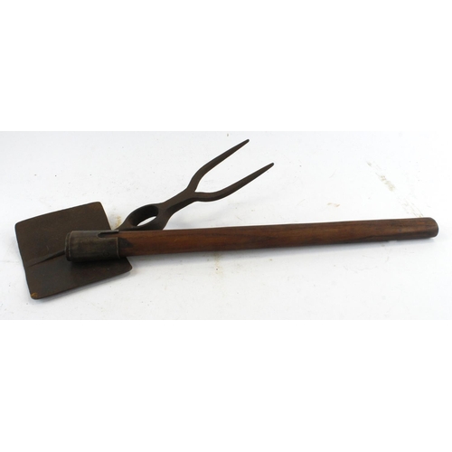 1651 - WW1 1915 dated entrenching tool with makers details unusual as it has a square head and two prongs f... 