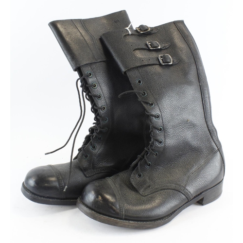 1859 - WW2 pair of 1944 dated dispatch riders boots size 8 in excellent condition.