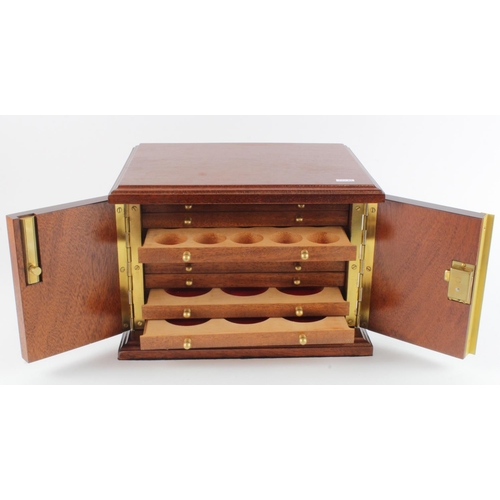 636 - Coin Cabinet: High quality 8-tray mahogany cabinet by Peter Nichols, with key. 25x20x17.5cm. The tra... 