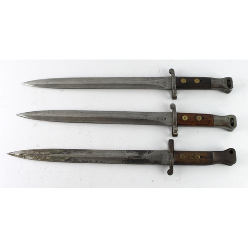 766 - Pattern 1888 Mark I type II sword bayonets: All date from the 1890s, 12 in. double-edged steel blade... 