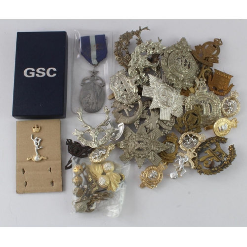 990 - Cap badges, varied lot, mainly Scottish. Plus a Masonic Peace Medal, and a boxed General Service Cro... 