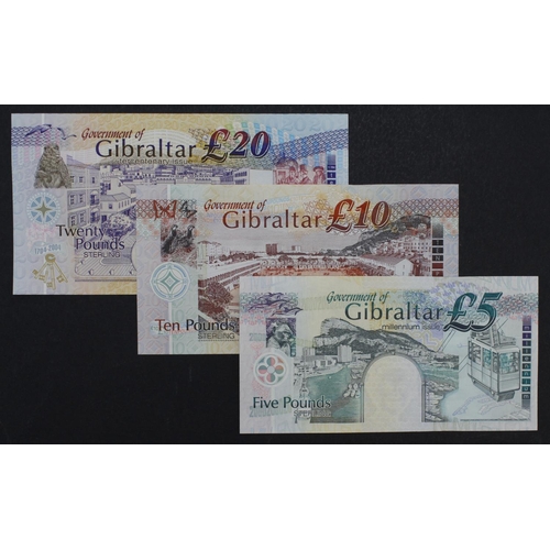 723 - Gibraltar (3), a group including 2 Commemorative notes, 20 Pounds dated 2004, 10 Pounds dated 2002 a... 