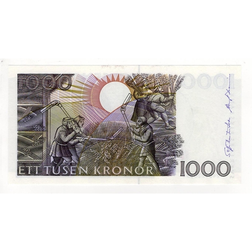 905 - Sweden 1000 Kronor dated 1992, serial 2401220331, a consecutively numbered note to the following lot... 