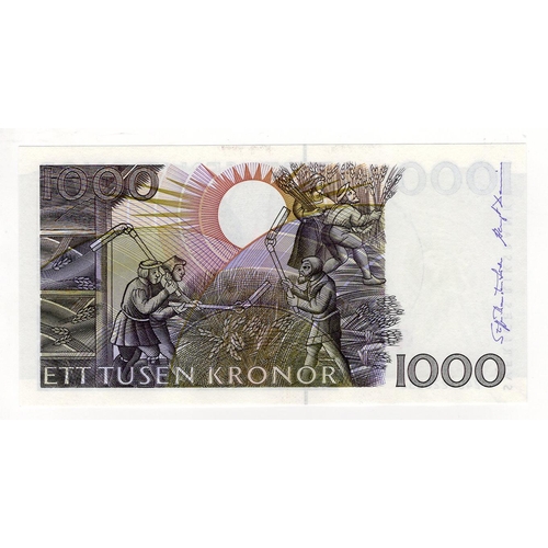 906 - Sweden 1000 Kronor dated 1992, serial 2401220332, a consecutively numbered note to the previous lot ... 