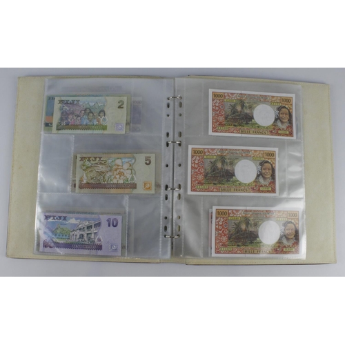 965 - World (209), collection in 3 albums and a slip case, specimen notes, consecutive notes, replacement ... 