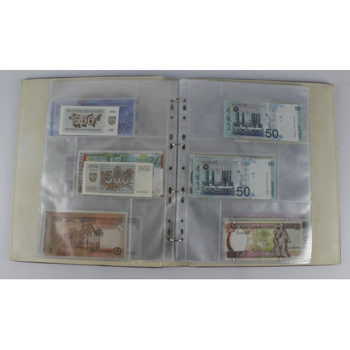 965 - World (209), collection in 3 albums and a slip case, specimen notes, consecutive notes, replacement ... 