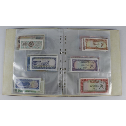 965 - World (209), collection in 3 albums and a slip case, specimen notes, consecutive notes, replacement ... 