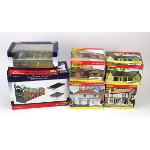 284 - Bachmann / Hornby. A Group of six boxed Bachmann Scenecraft & Hornby Skale Dale model buildings, com... 