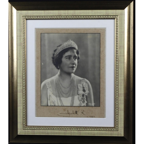 68 - Their Majesties King George VI and Queen Elizabeth. Pair of individually signed photographs. Each si... 