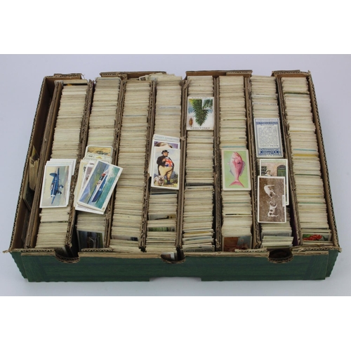 730 - Green cardboard tray with a vast qty of loose cigarette cards  (1000's)