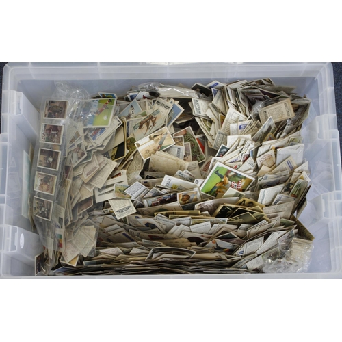 754 - Large plastic crate with 1000's of loose cards, better noted, very mixed condition, worth viewing, v... 