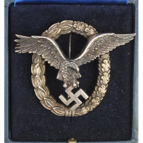 275 - German Luftwaffe Pilots badge, Junker Berlin maker marked, in fitted case.