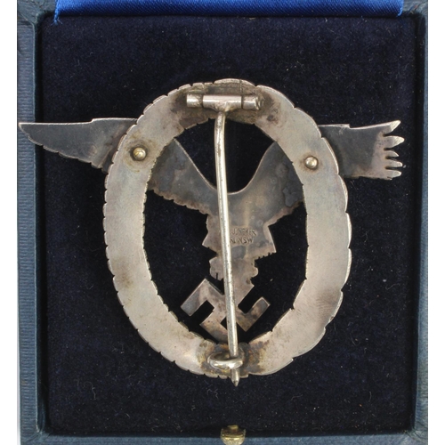 275 - German Luftwaffe Pilots badge, Junker Berlin maker marked, in fitted case.