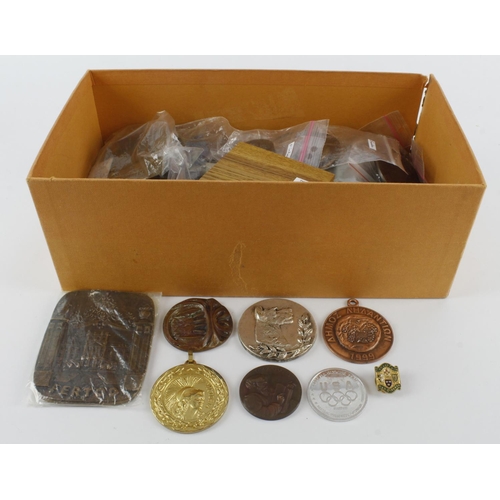 910 - World commemorative medals, plaques, badges etc (approx. 35 plus misc.) 19th-20thC including Netherl... 