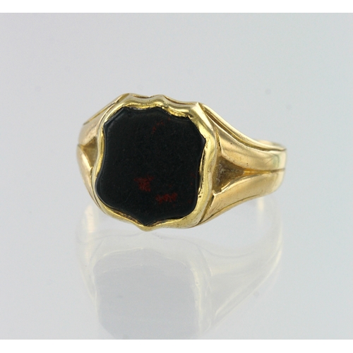 124 - 18ct yellow gold vintage bloodstone signet, sheild shaped table width approx. 14mm, finger size S, w... 