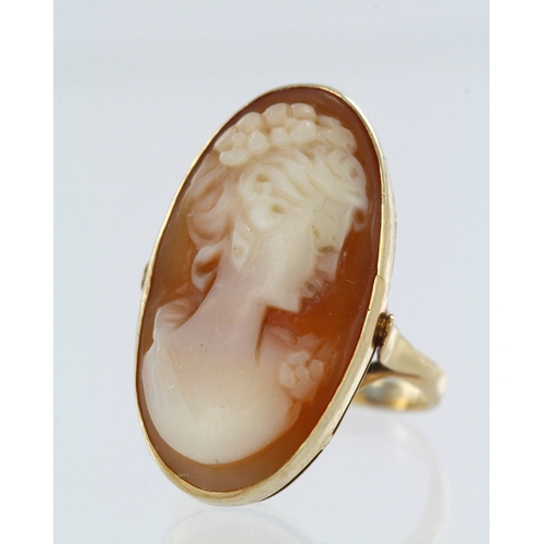 256 - Yellow gold (tests 9ct) carved shell cameo ring, carving depicting a lady in profile, cameo measures... 