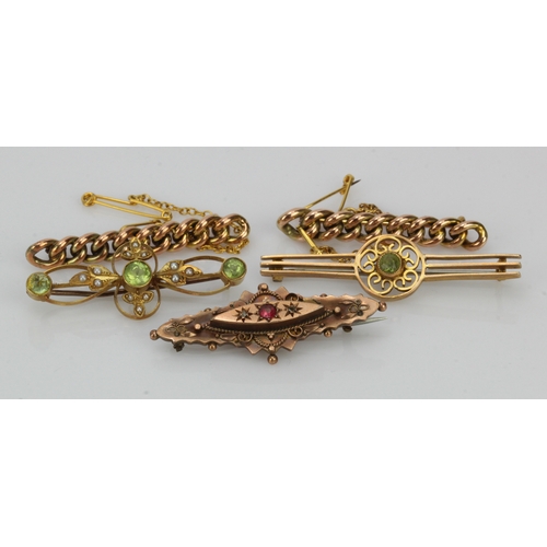 353 - Five 9ct gold/tests 9ct vintage brooches, stones include diamond, peridot and seed pearls, total wei... 