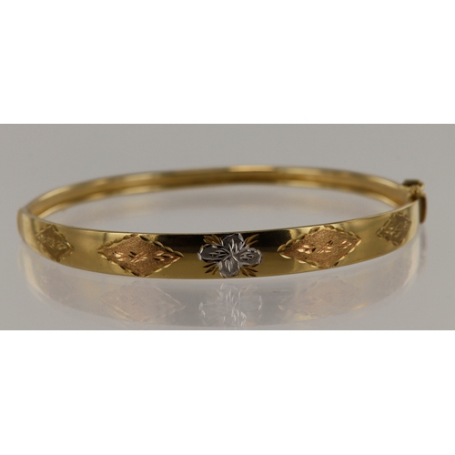 421 - 9ct yellow gold yellow gold bangle, white and rose gold details, head width 7mm, inside diameter 55m... 