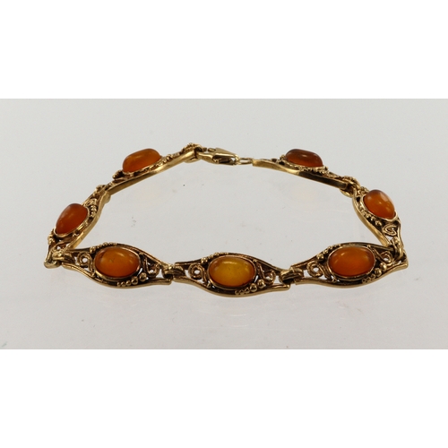 423 - 9ct yellow gold amber bracelet, seven amber cabochons approx. 9mm x 6mm each, length 7.5