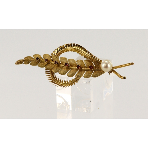 563 - 9ct yellow gold vintage leaf and fern brooch, set with one 7mm cultured pearl and six graduating gar... 