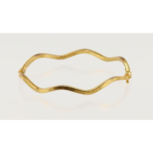 633 - 9ct yellow wave hinged bangle, inside diameter 57mm x 65mm, weight 4.2g.