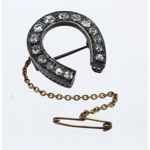 659 - Yellow gold (tests 9ct) Victorian diamond horse shoe brooch, fifteen old graduating old cut diamonds... 