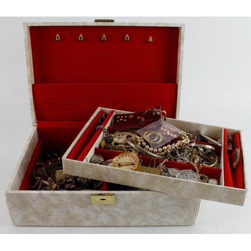 331 - Old jewellery box containing a quantity of mixed yellow metal / costume jewellery. 9ct gold / silver... 