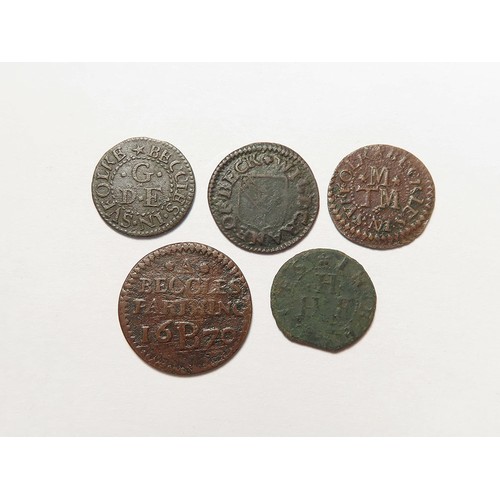 876 - Tokens, 17thC Suffolk, Beccles (5): Town 1/4d 1670 D#5 Fine; Will Crane 1/4d, draper D#6 VG; Henry F... 