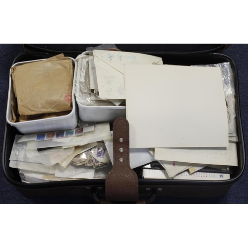 117 - Large brown suitcase containing mostly modern USA. Some older used in albums and packets, much dupli... 