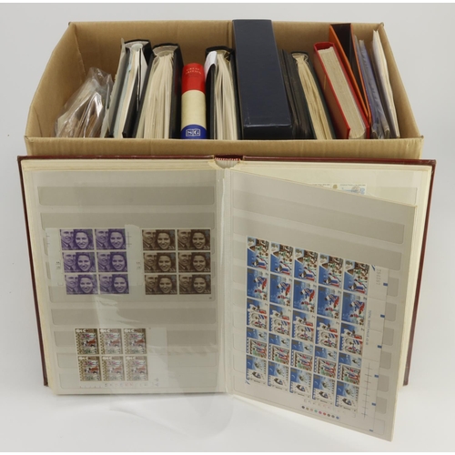 9 - GB - box with 9x albums / stockbook collection, with value in useable postage. Davo album of mint, l... 