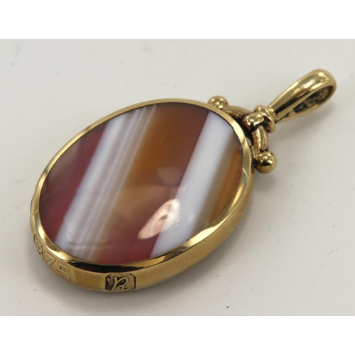 481 - 9ct yellow gold double sided fob, set with onyx and banded agate, each measuring approx. 39mm x 20mm... 