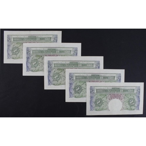 179 - O'Brien 1 Pound (B273) issued 1955 (5), two consecutively numbered pairs and one other, serial N96J ... 