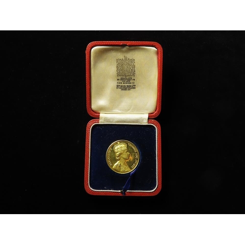 1001 - British Commemorative Medal, 9ct gold d.31.5mm, 16.35g: Coronation of Elizabeth II 1953 / Buckingham... 