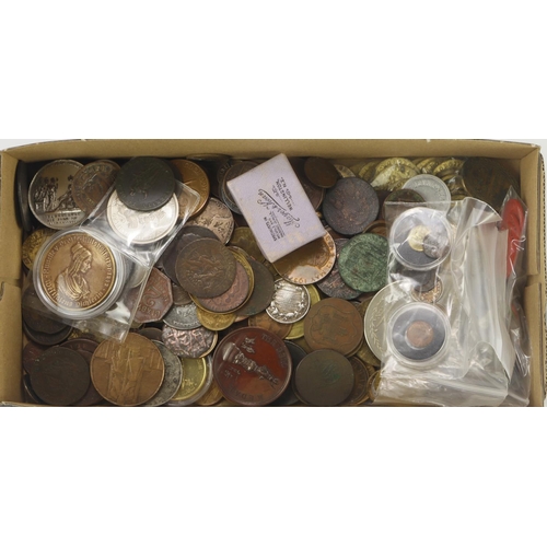 1078 - Tokens, Medallions etc (257) 18th-20thC varied assortment, noted 18thC copper Halfpenny tokens, 'eva... 