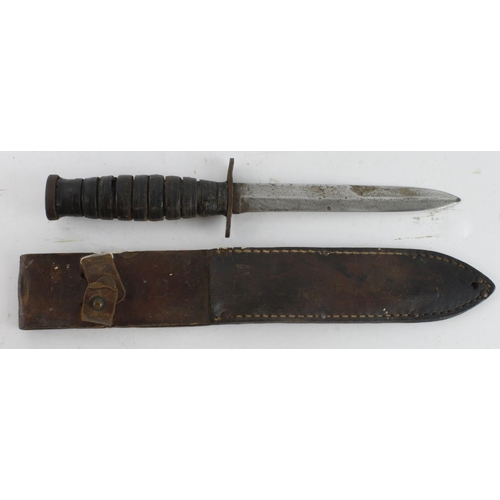 162 - Unmarked civilian (?) US M3 fighting knife in its leather scabbard, blade approx 6