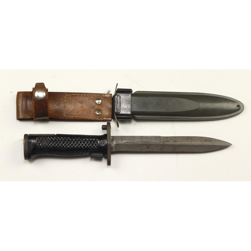 170 - US M5-1 M1 Garand Bayonet in its plastic scabbard with integral frog, black chequered plastic grip. ... 