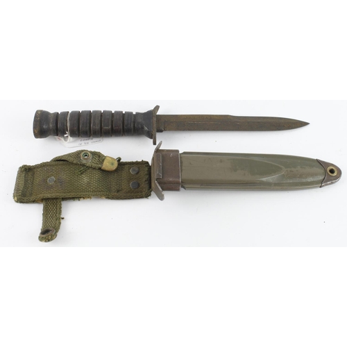 179 - WW2 US Paratroopers M3 Fighting Knife Dated 1943. Makers name on the cross guard, flaming bomb stamp... 