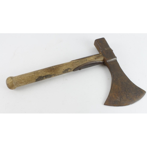 471 - WW1 scarce pioneer axe, maker marked to the axe head.