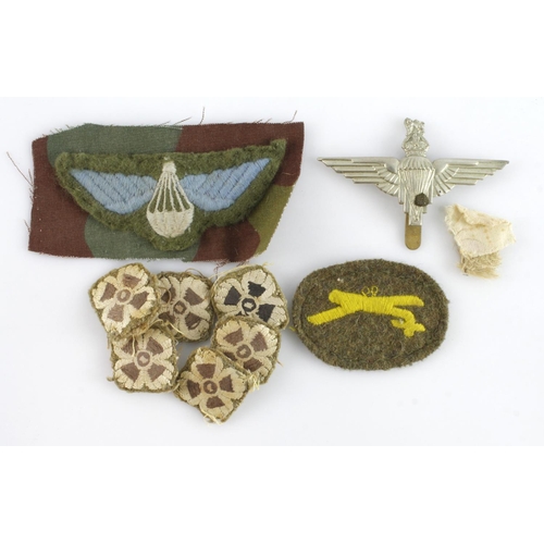 497 - WW2 British paras badge, cloth insignia and officer pips.