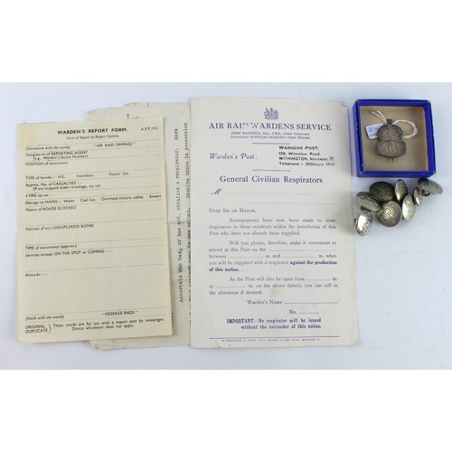 189 - ARP silver lapel badge in box with documents and buttons.