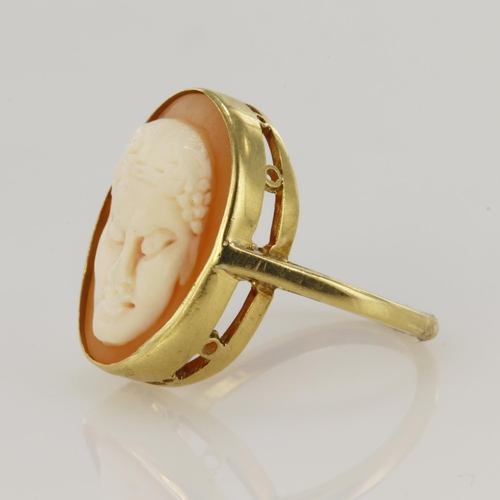 32 - 15ct yellow gold ring featuring an oval shell cameo measuring approx. 18mm x 13mm, depicting an Orie... 