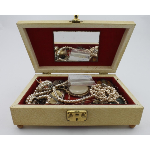 478 - Jewellery box containing a quantity of mixed yellow metal / costume jewellery. 9ct gold / silver ite... 