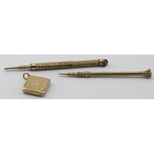 841 - Mixed lot comprising an unmarked gold Propelling Pencil, an unmarked gold back and front 