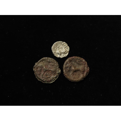 381 - Celtic Britain / Gaul (3): Iceni, ECEN or ECE silver unit, two crescents standard / horse r. 1.27g, ... 